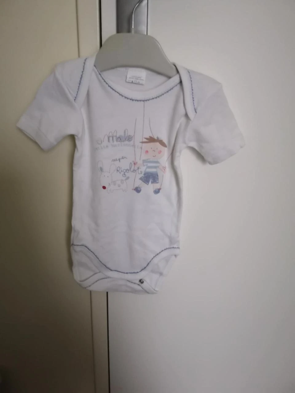 Lot de 3 bodies manches courtes garçon 6 mois (2 Disney + 1 Absorba)